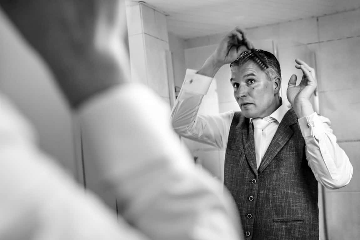 Bruidegom kamt zijn haar