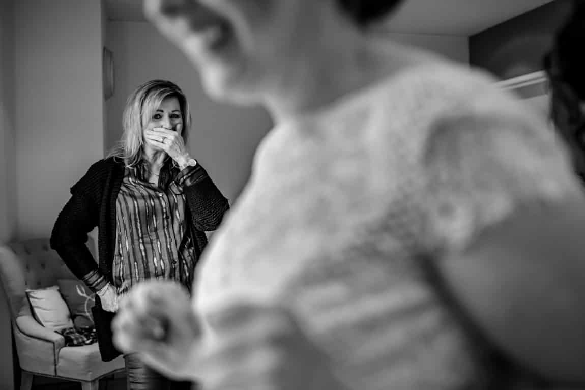 Moeder van de bruid raakt geƫmotioneerd bij het zien van haar dochter