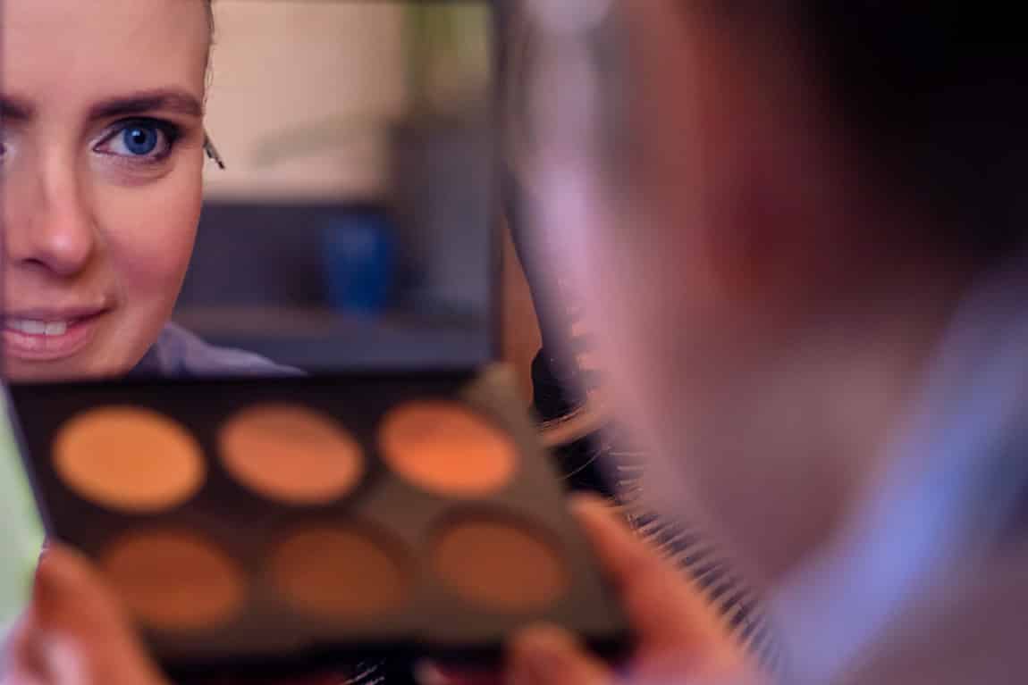 Bruid is blij met haar make-up