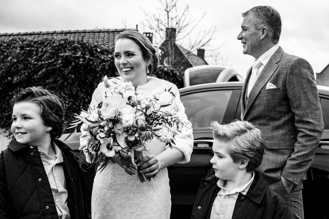 Bruidspaar stapt uit auto