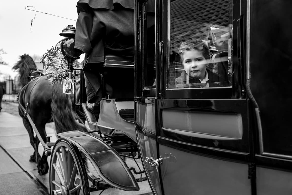 Bruidsjonker in koets door Trouwfotografie Alblasserdam