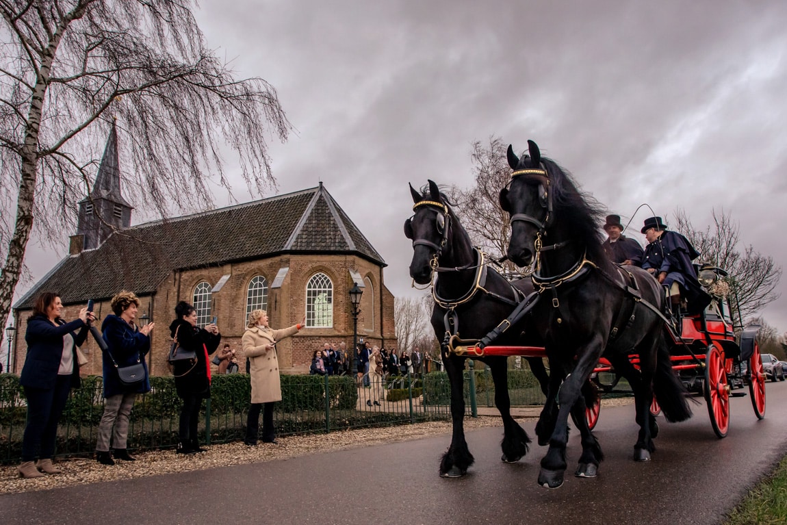 Koets met Friese Paarden arriveert voor kerk
