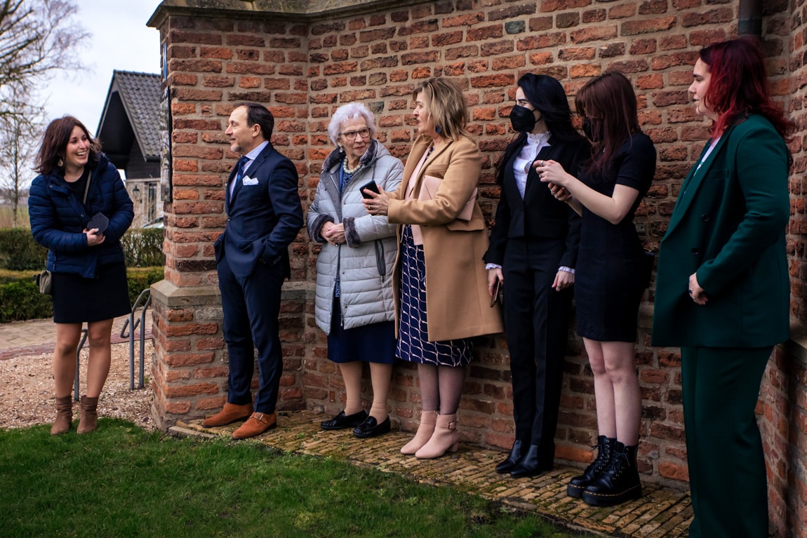 Trouwgasten wachten voor kerk