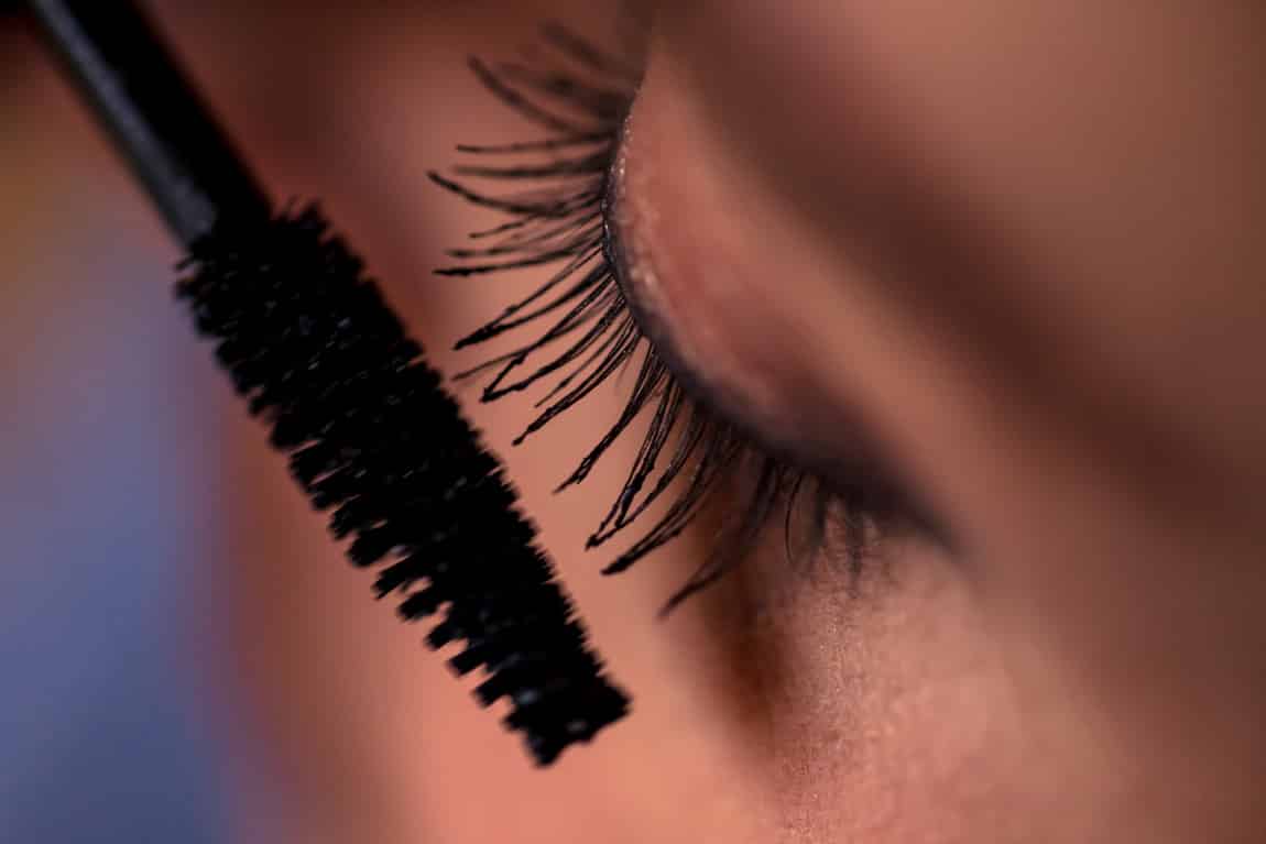 Mascara wordt aangebracht bij de bruid