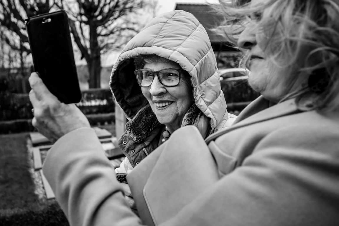 Oma van de bruid is trots