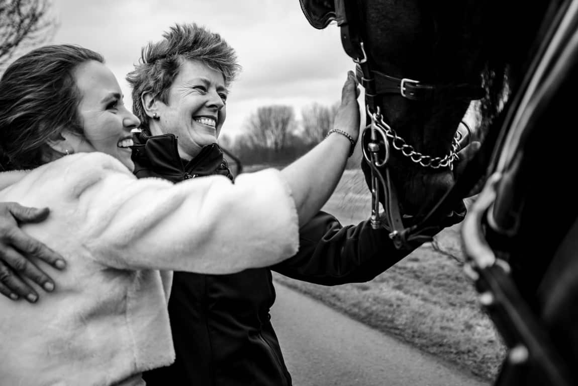 Bruid bedankt Fries paard voor de rit in trouwkoets