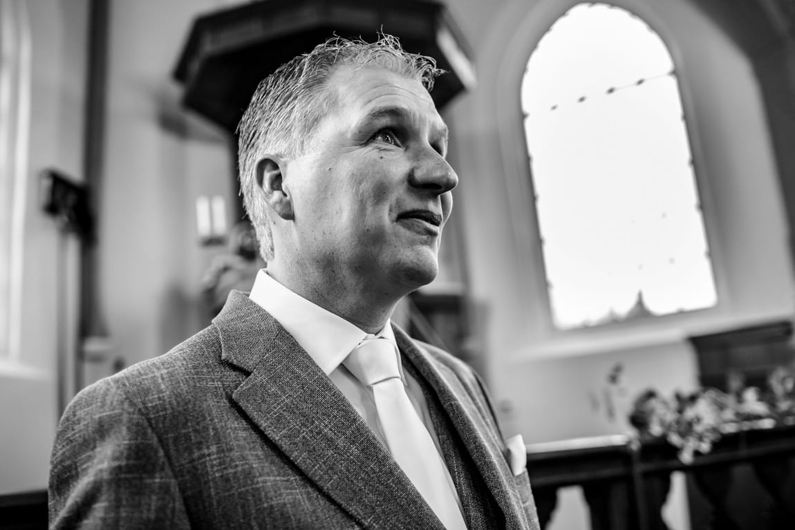 Bruidegom wacht in kerk op bruid