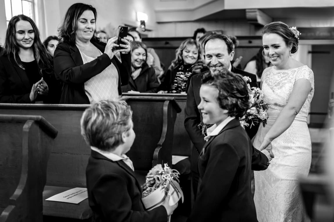 Vader van de bruid arriveert met bruid in kerk