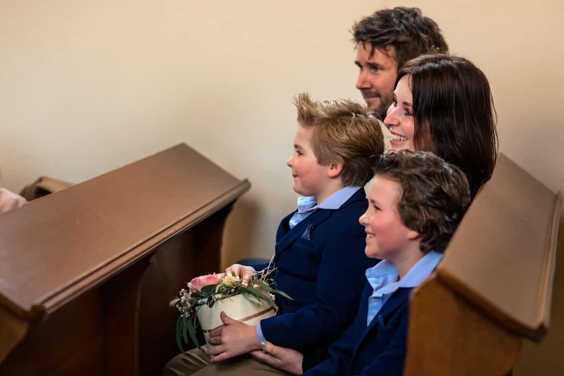 Bruidsjonkers tijdens trouwceremonie