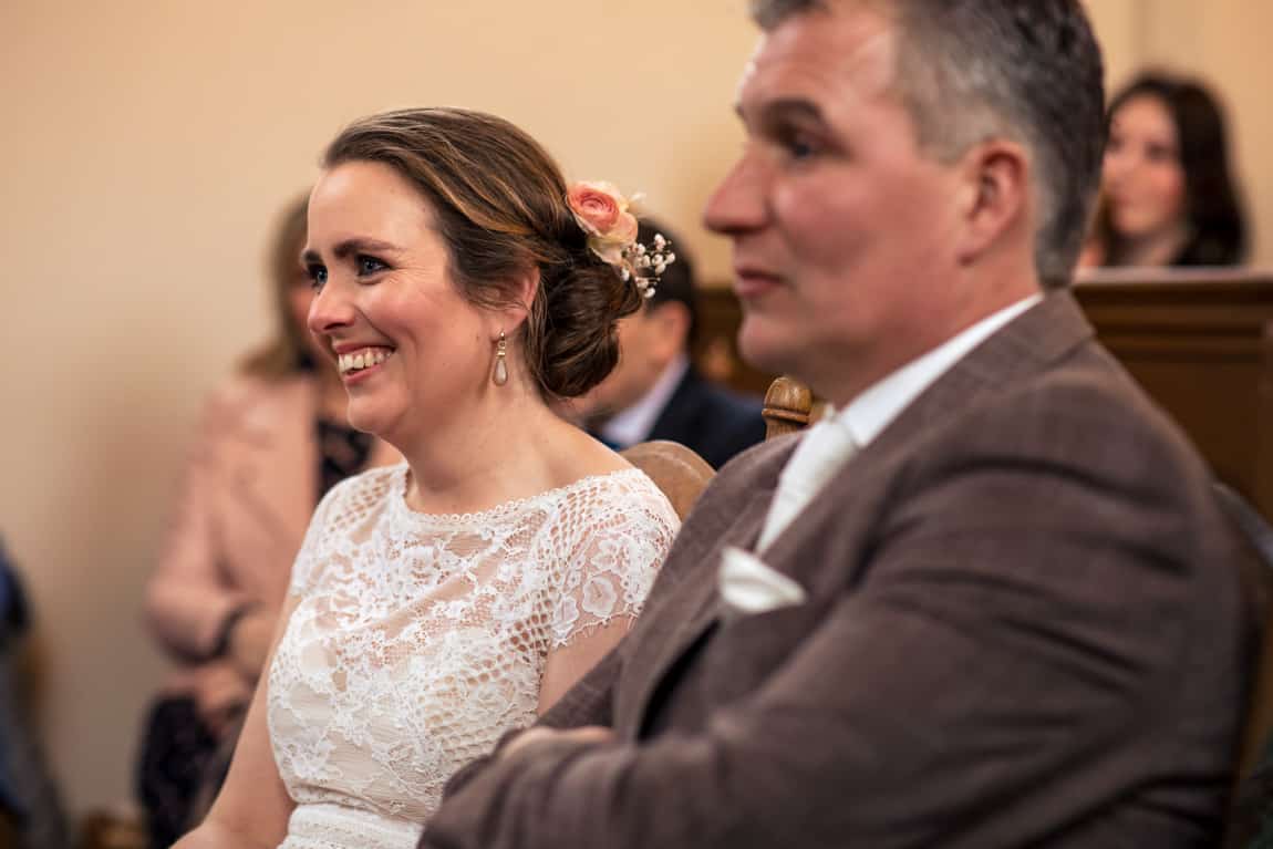Bruidspaar tijdens ceremonie in Zwijndrecht