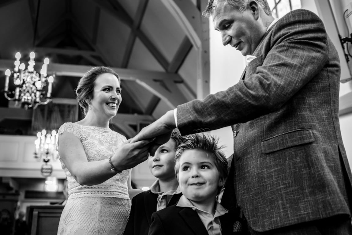 Bruidspaar tijdens geloftes met bruidsjonkers door Soulmates Images