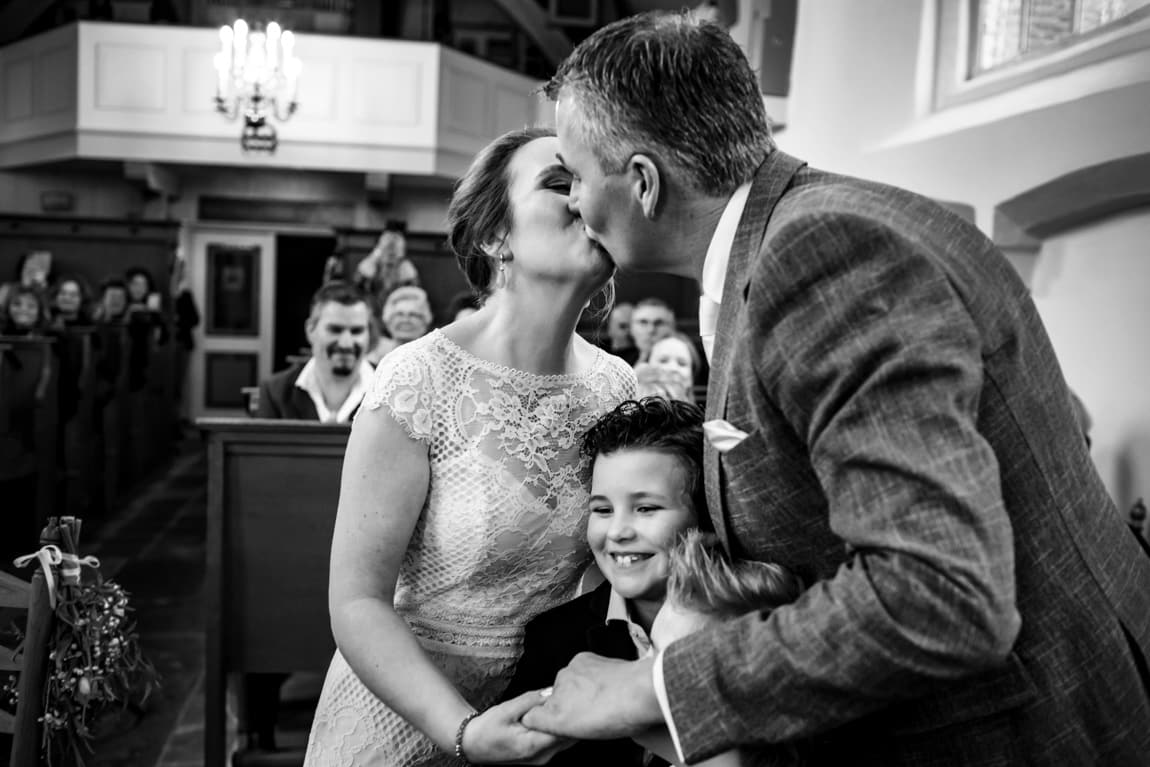 Kus van het bruidspaar in Keifhoekkerk