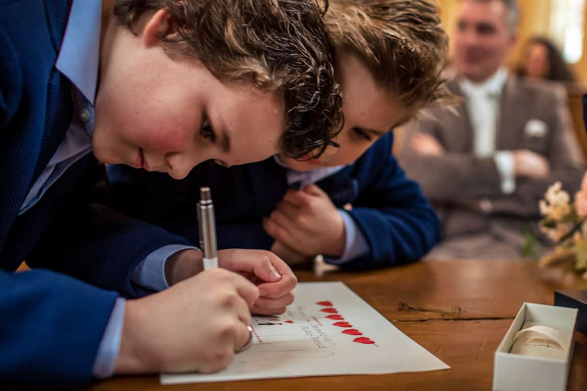Kinderen ondertekenen trouwakte