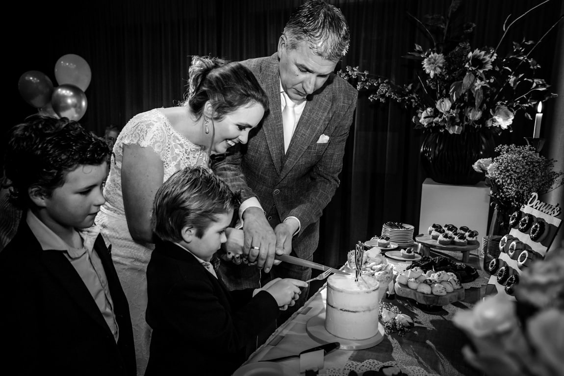 Aansnijden van de bruidstaart in het Wapen van Alblasserdam