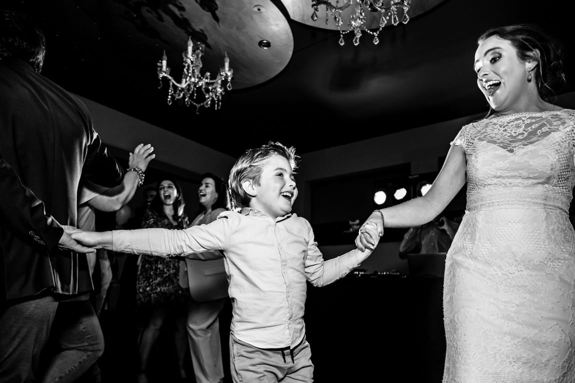 Bruid en bruidsjonker op de dansvloer door Soulmates Images