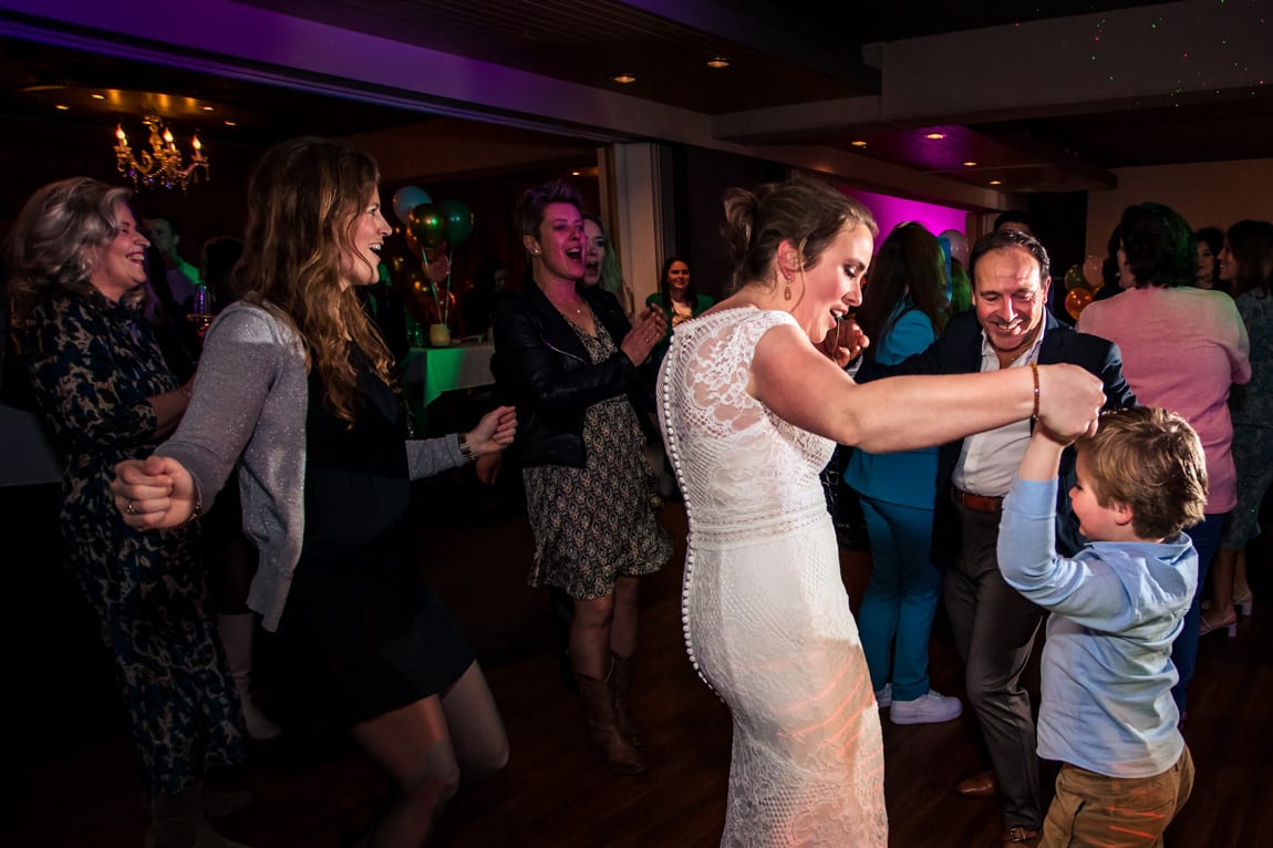 Bruid met familie op dansvloer door trouwfotografie Alblasserdam
