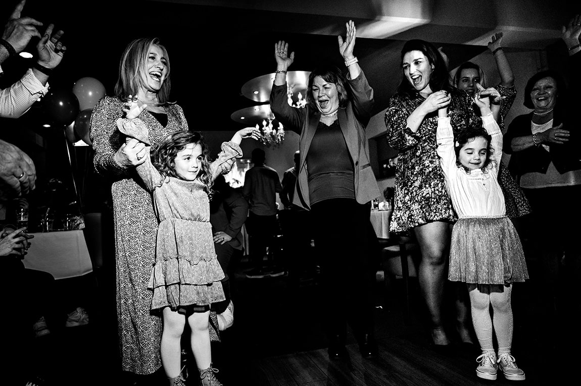 Kinderen op de dansvloer van trouwfeest