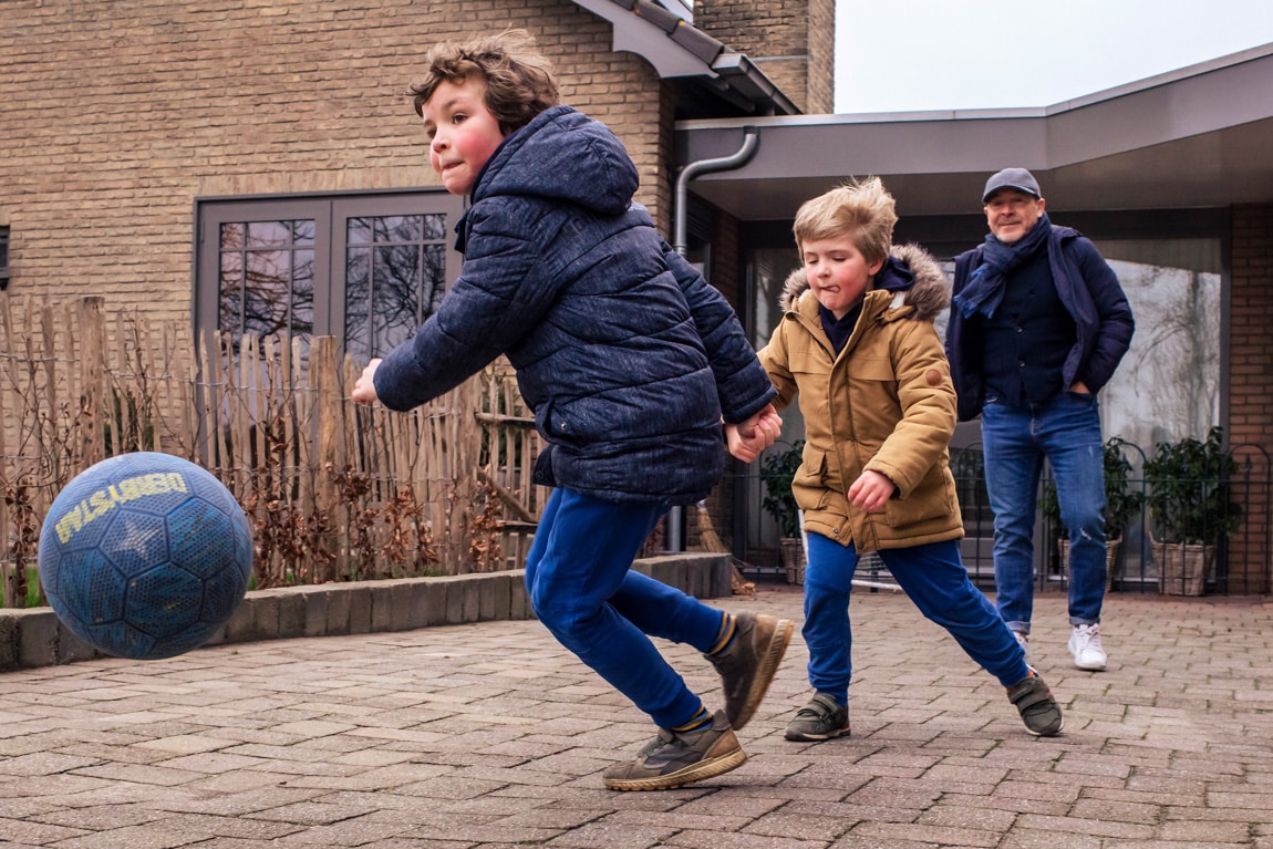 Bruidsjonkers aan het voetballen