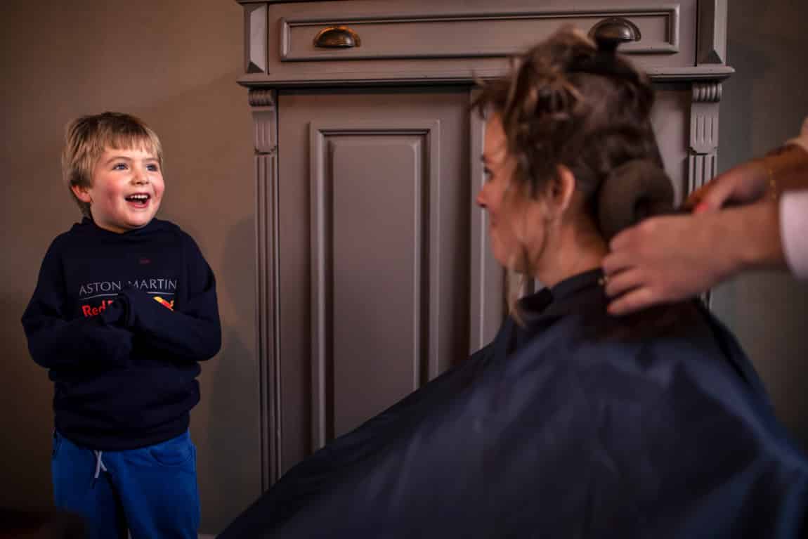 Zoon van de bruid vindt haar prachtig