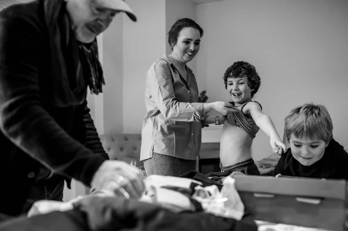 Aankleden van de bruidsjonkers