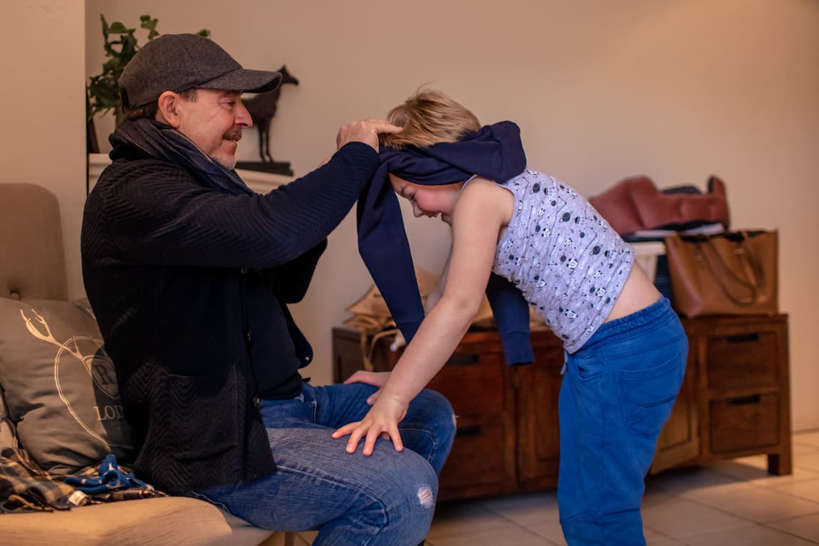 Opa kleed bruidsjonker aan