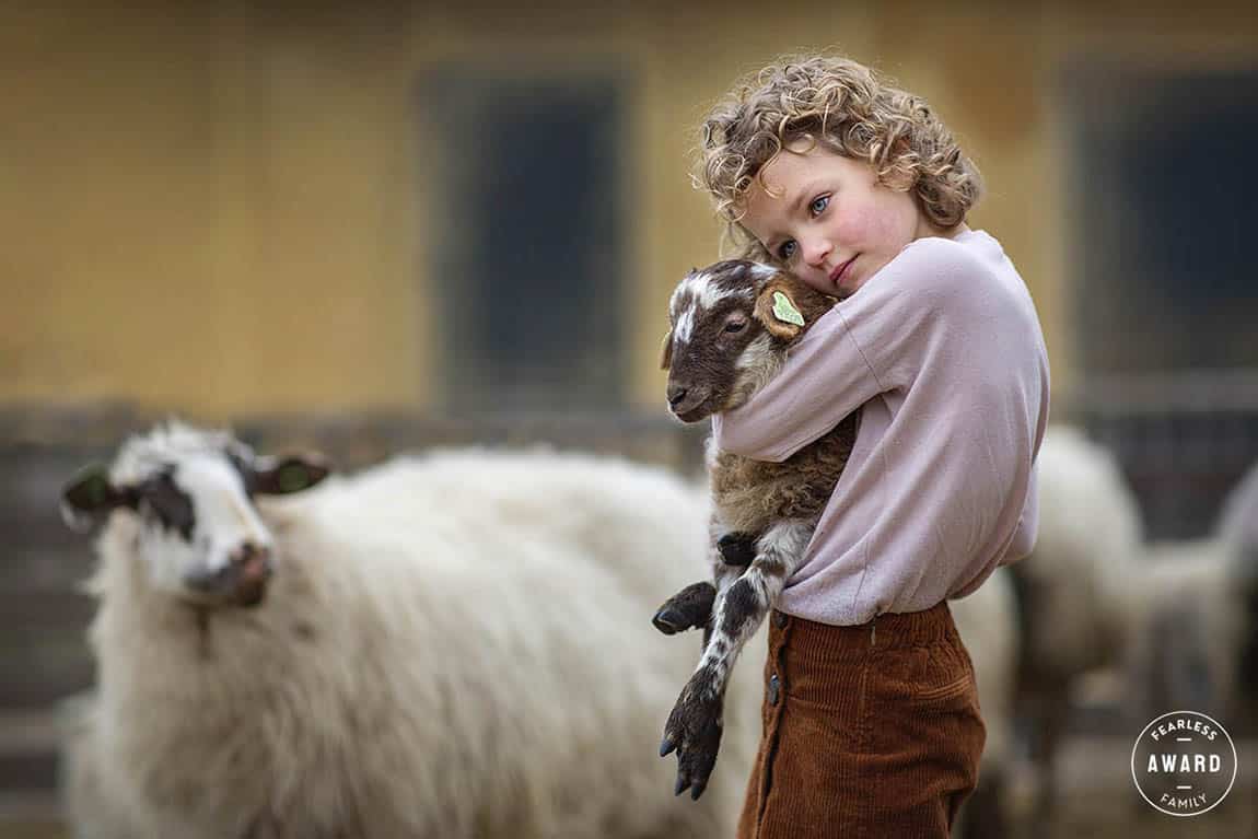 Fearless Family Awards foto van meisje met lammetje