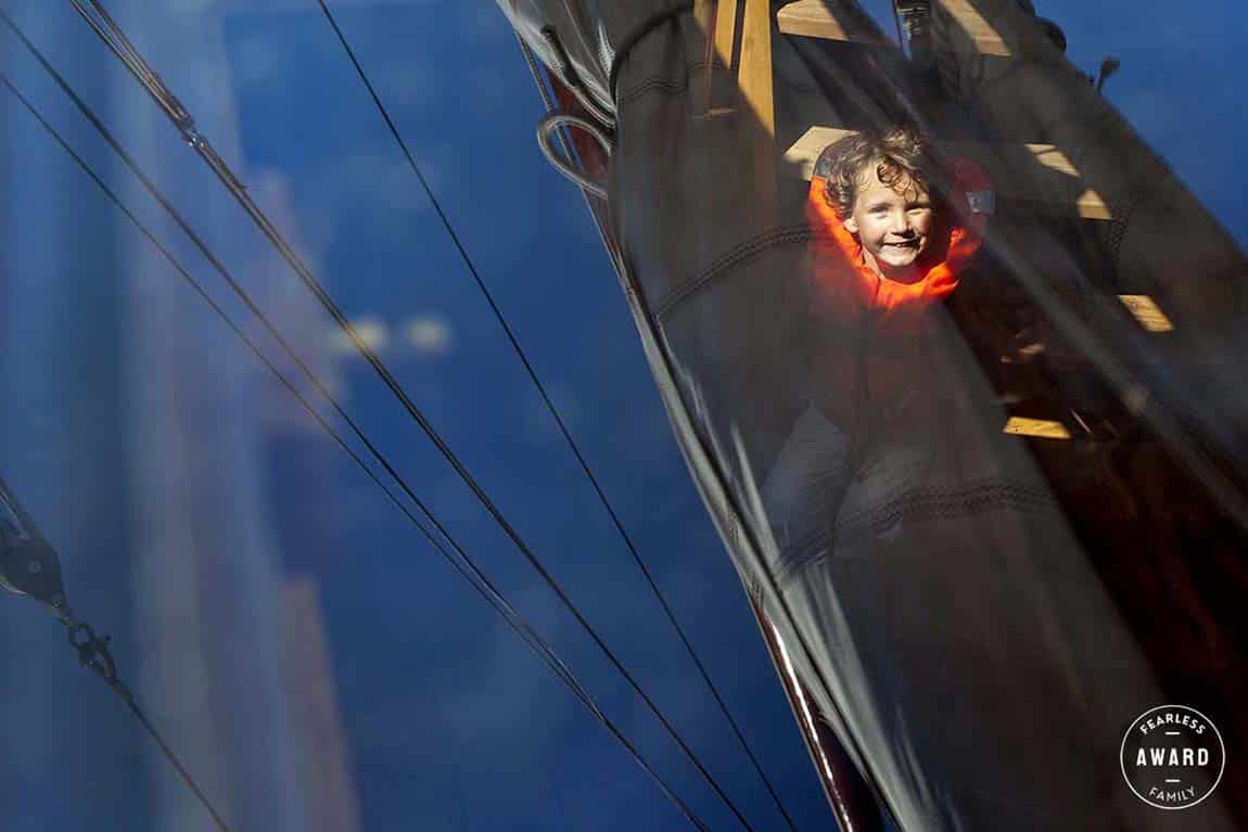Fearless Family Awards foto van jongen op zeilboot