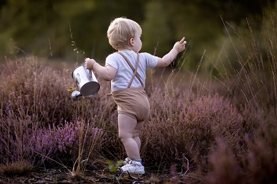 Kind speelt op de heide