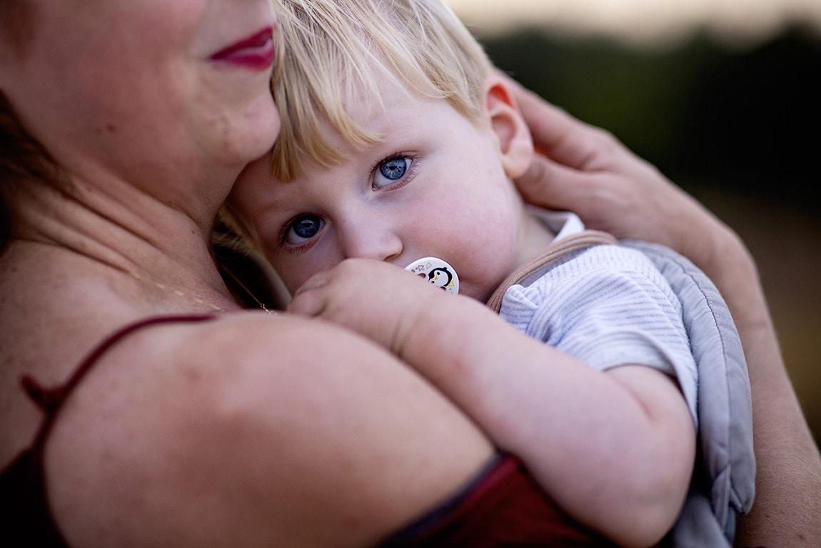 Dreumes bij moeder op arm