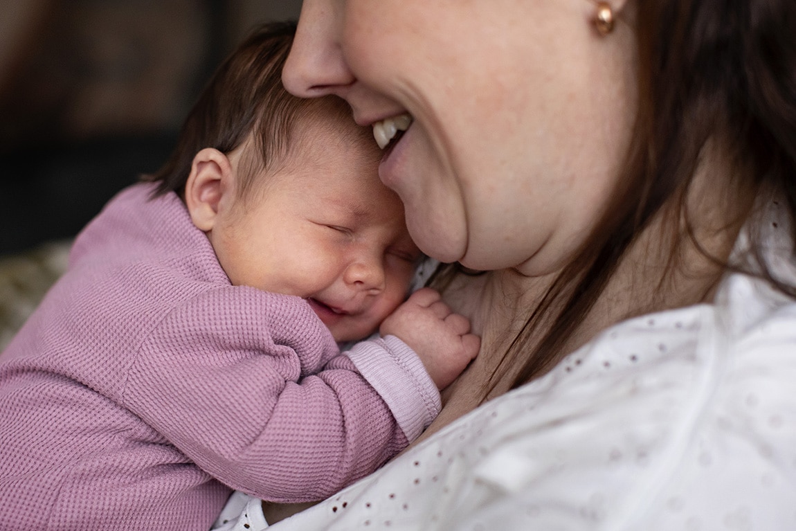 Moeder met lachende baby 