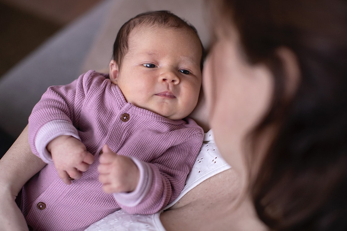 Baby kijkt moeder aan 