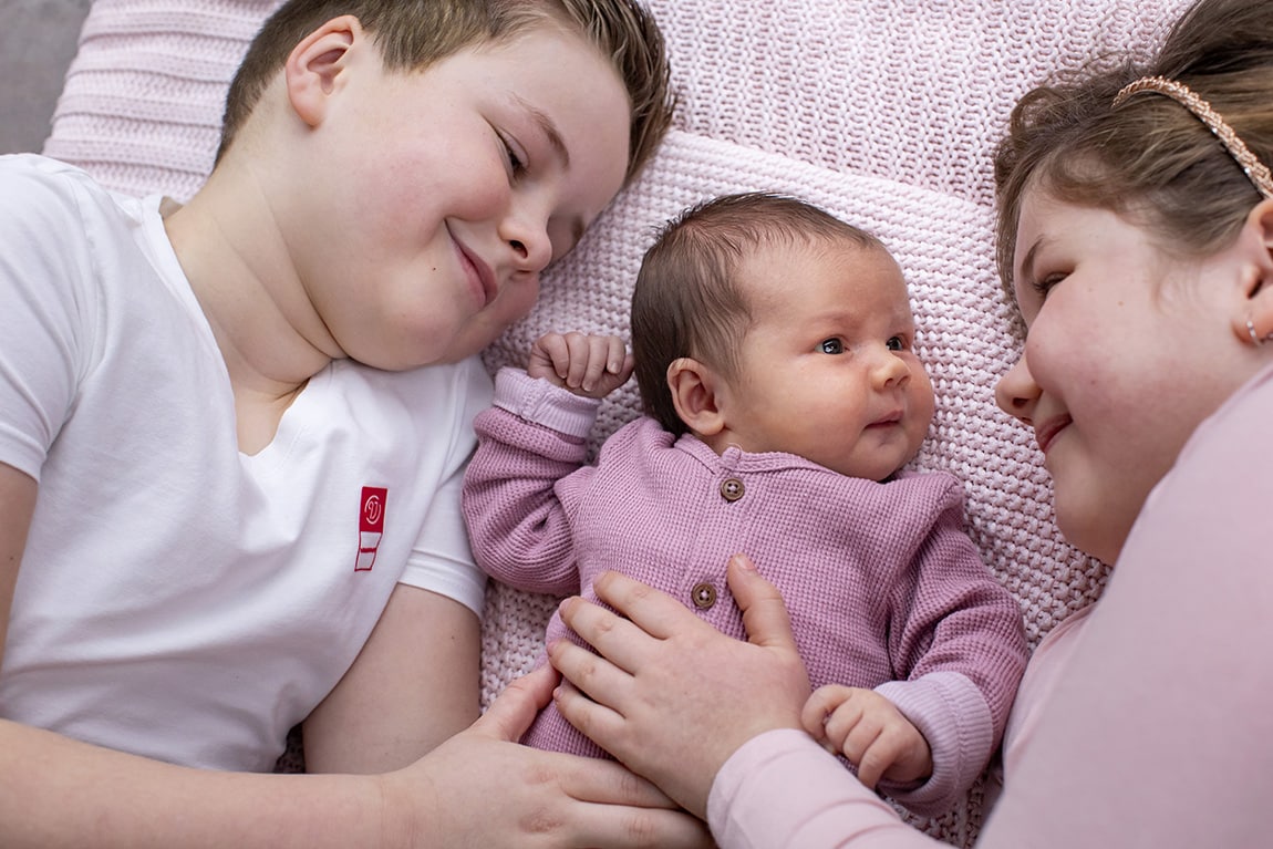 Newbornreportage met grote broer en zus