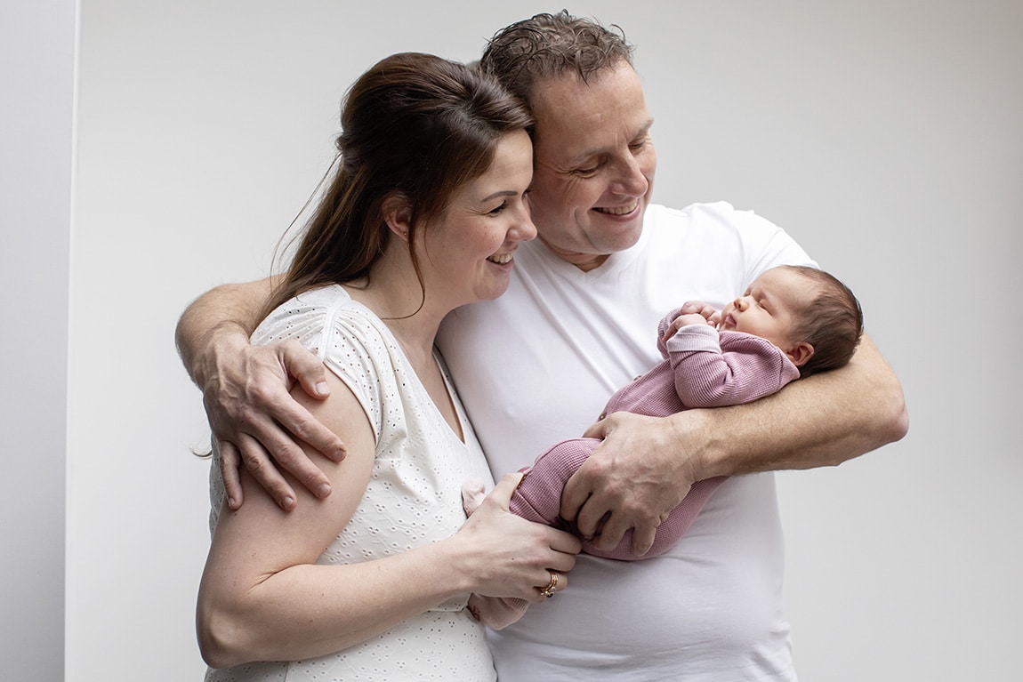 Trotse ouders met newborn dochter 