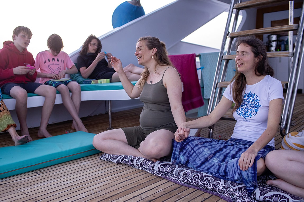 Verbondenheid tijdens meditatie op boot
