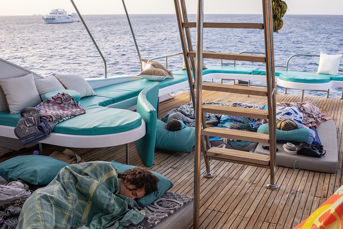 Slapen op het dek tijdens dolfijnenreis