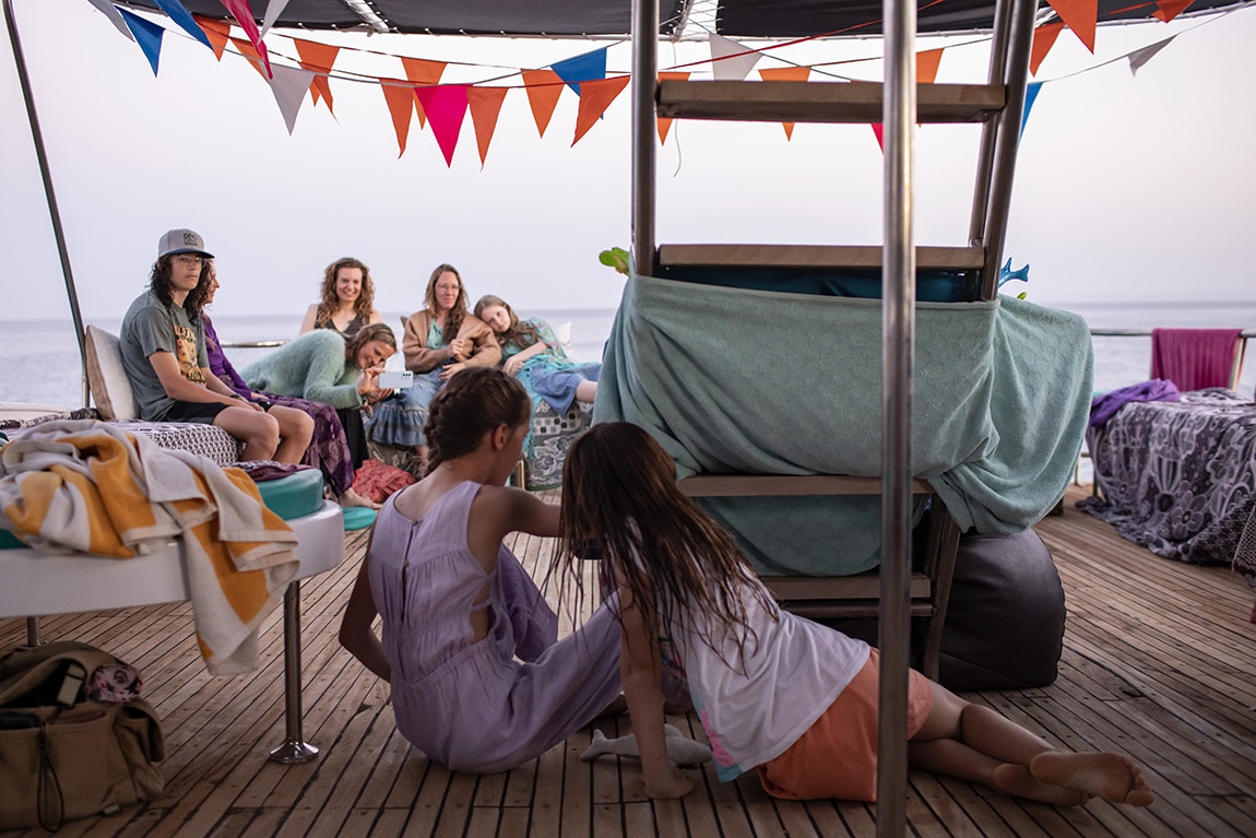 Gezelligheid tijdens bonte avond aan bord
