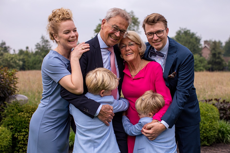 Familieknuffel tijdens de fotoshoot