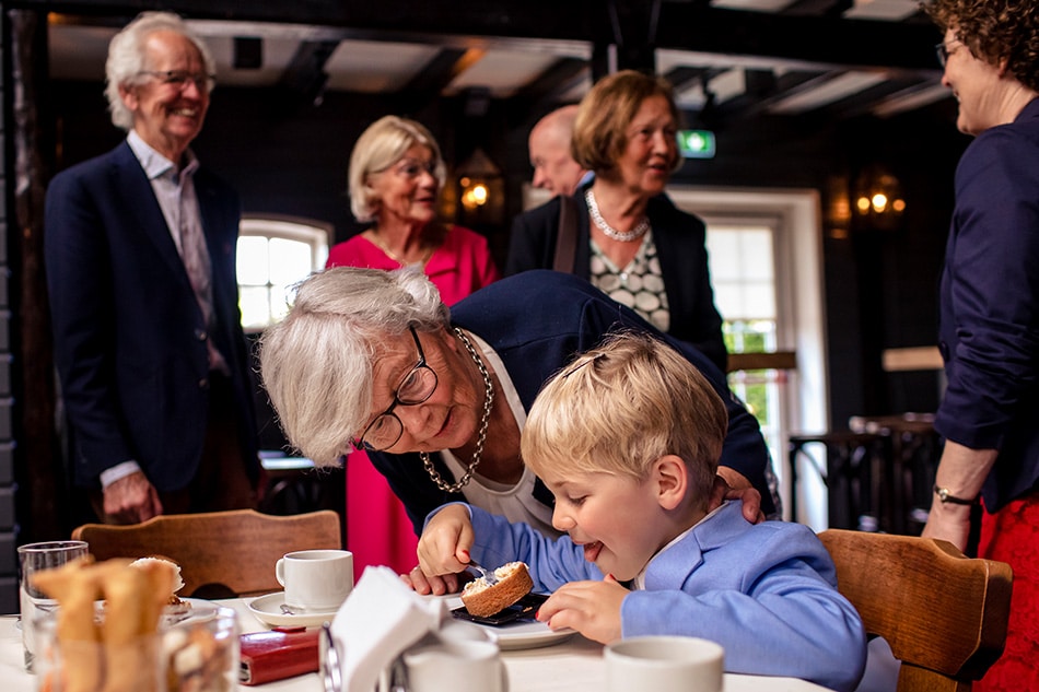 Welkomst van de gasten bij 50-jarig huwelijk