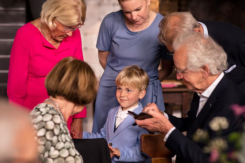 Kleinzoon begroet gasten