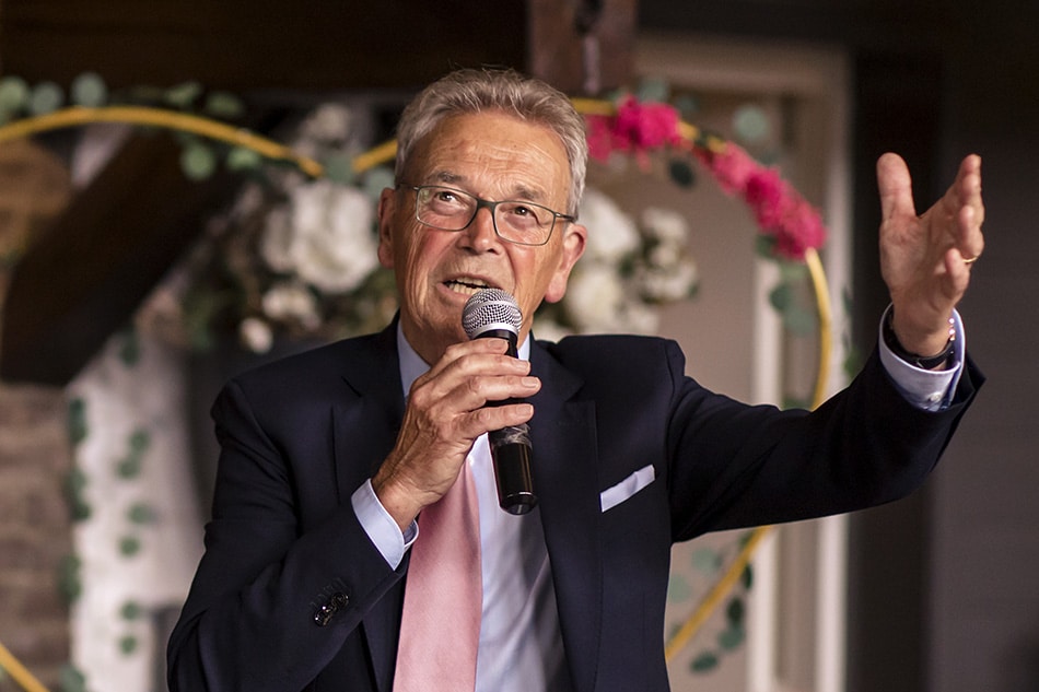 Gastheer begroet de gasten