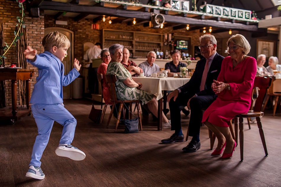 Dansje voor oma en opa voor hun 50-jarig huwelijk 