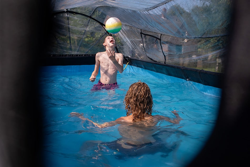 Zwembadplezier tijdens familieshoot