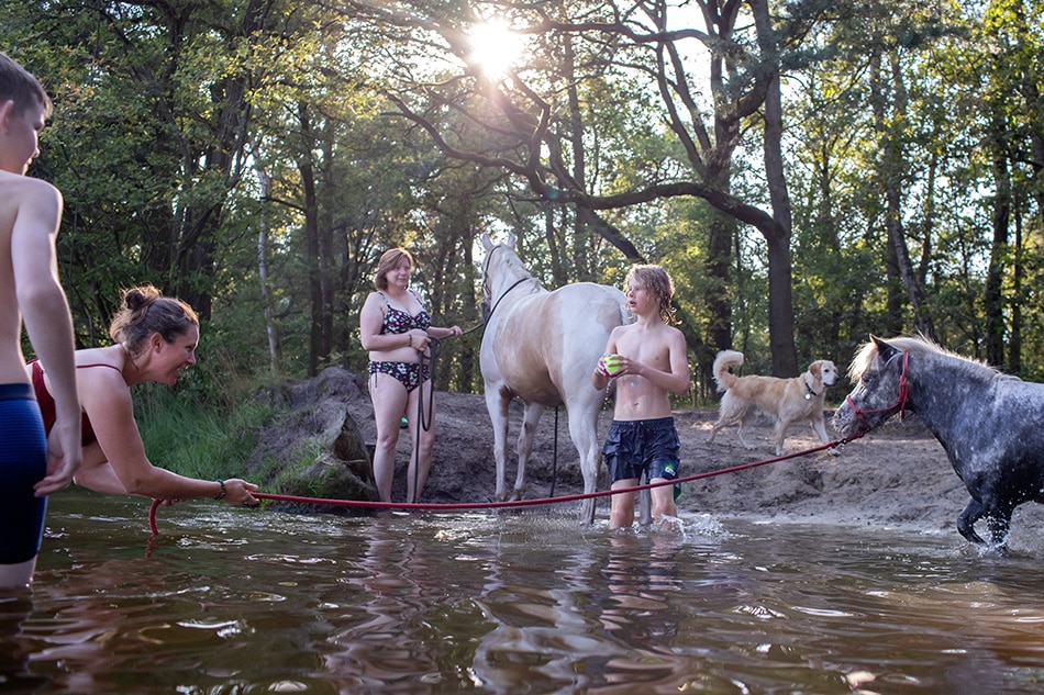 Zwemplezier met beestenbol tijdens Day in a life reportage