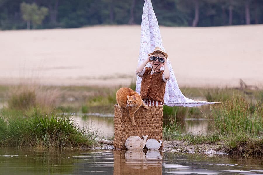 Magische fine art kinderfotografie met kat en zelf geknutselde zeilboot