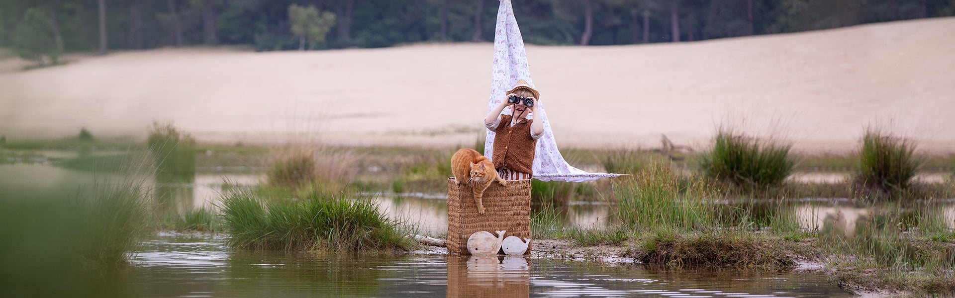 Magische fine art kinderfotografie met kat en zelf geknutselde zeilboot
