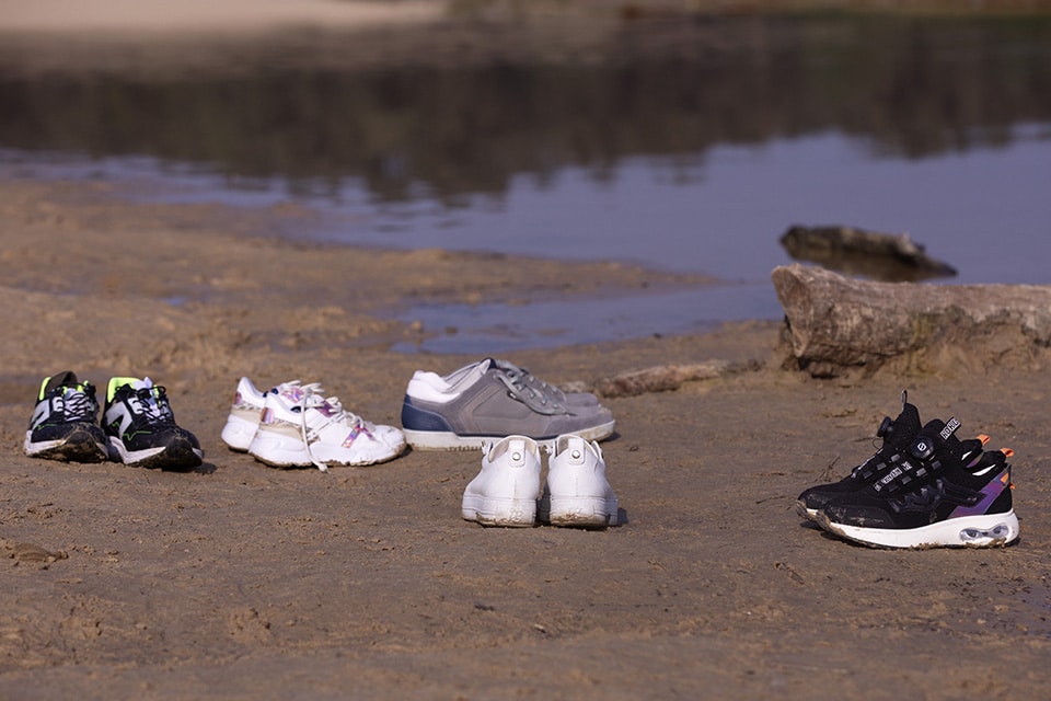 Schoenen uit in de duinen