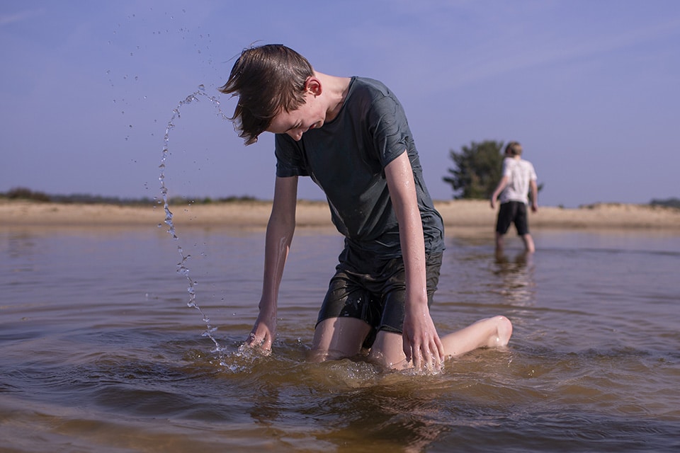 Tieners hebben plezier bij de fotoshoot