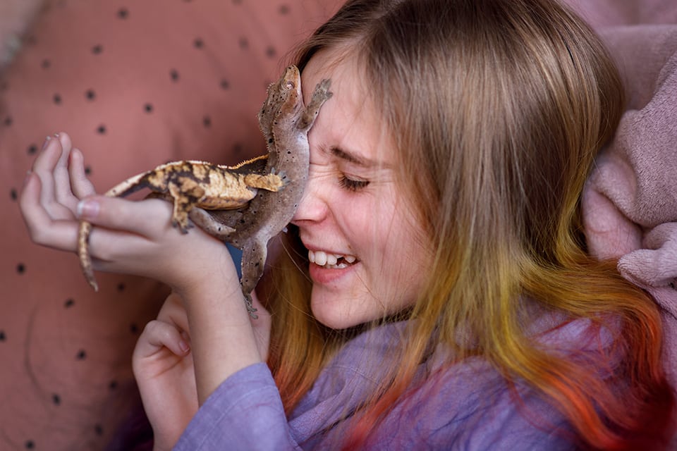 Gekko spring in gezicht van meisje die daarop moet lachen