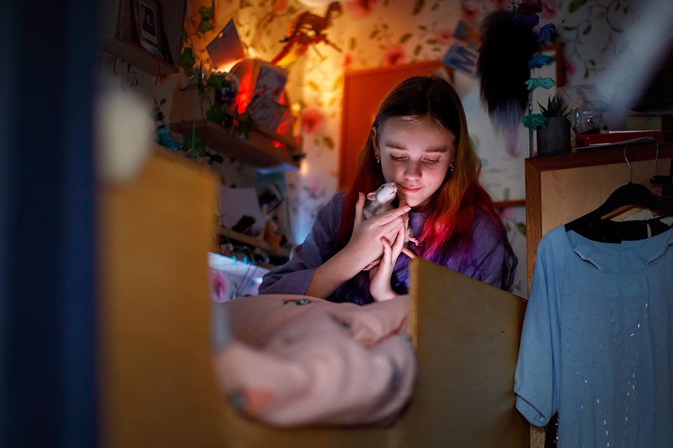 Meisje zit op hoogslaper in appartement in Amsterdam te knuffelen met haar ratje  