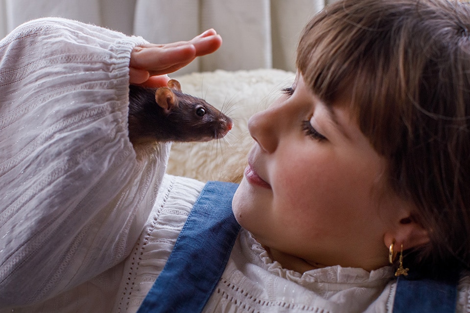Meisje kijkt haar ratje diep in de ogen
